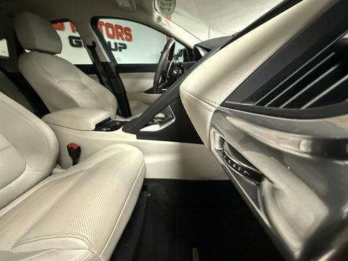 Used 2022 Jaguar E-PACE SE image 17
