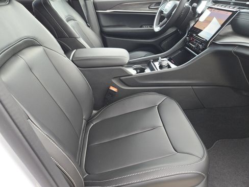 New 2025 Jeep Grand Cherokee Limited w/ Black Appearance Package image 12