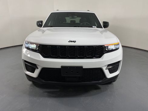 Used 2023 Jeep Grand Cherokee Altitude image 2