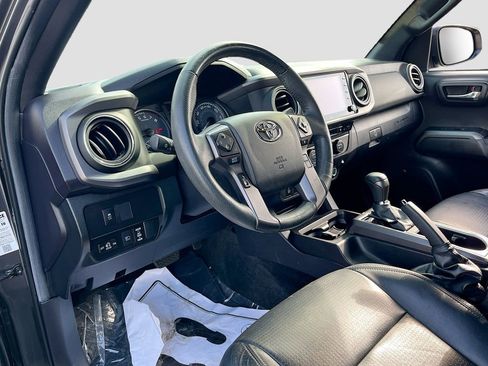 Used 2022 Toyota Tacoma TRD Sport w/ TRD Premium Sport Package AWD/4WD image 9