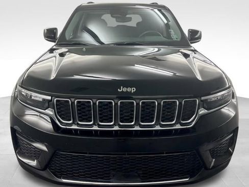 Used 2023 Jeep Grand Cherokee Laredo image 3