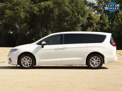 Used 2023 Chrysler Pacifica Touring-L FWD image 4