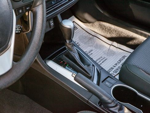 Used 2018 Toyota Corolla LE image 14