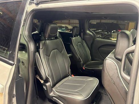 Used 2025 Chrysler Pacifica Limited FWD image 30