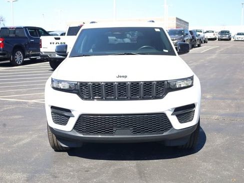 Used 2022 Jeep Grand Cherokee Altitude image 3