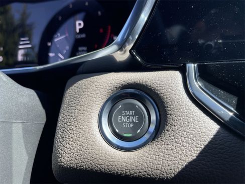 New 2025 GMC Canyon Denali w/ LPO, Denali Black Edition image 17