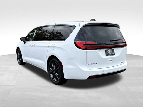 New 2026 Chrysler Pacifica Select image 5