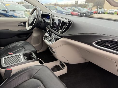 Used 2018 Chrysler Pacifica Limited w/ Tire & Wheel Group FWD image 14