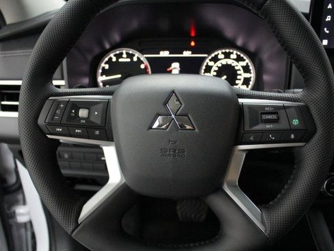 New 2026 Mitsubishi Outlander SE image 8