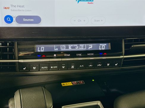 Certified 2025 Toyota Sienna Platinum image 18