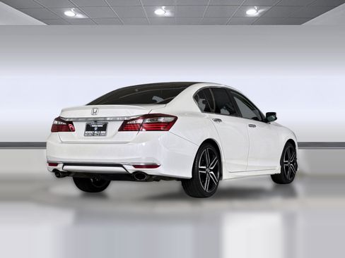 Used 2017 Honda Accord Sport image 8