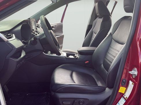 Used 2019 Toyota RAV4 XLE Premium w/ Cold Weather Package AWD/4WD image 5