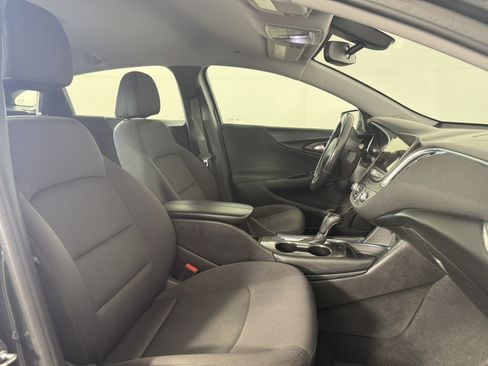 Used 2017 Chevrolet Malibu LT FWD image 10