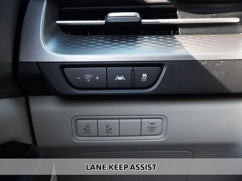 Used 2023 Kia Carnival LX image 4