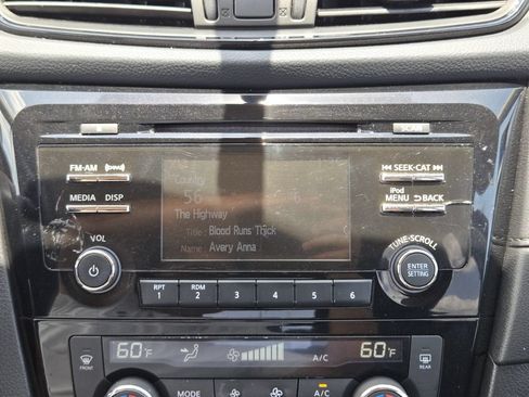 Used 2017 Nissan Rogue SV FWD image 12