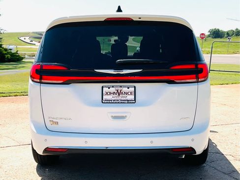 New 2025 Chrysler Pacifica Select image 7