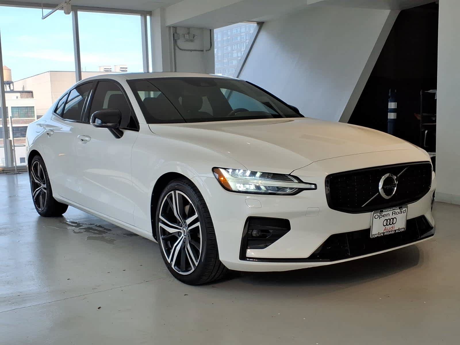 Used 2022 Volvo S60 B5 R-Design w/ Climate Package AWD/4WD image 3
