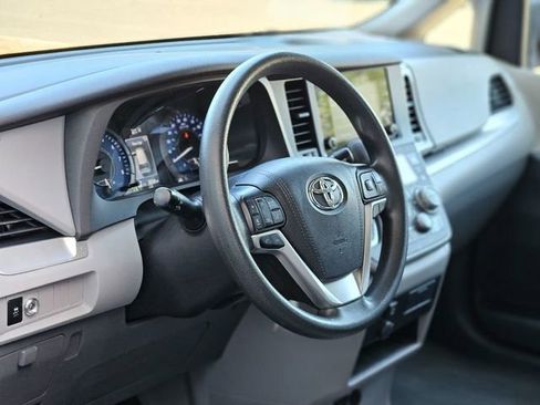 Used 2020 Toyota Sienna L image 12