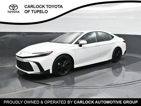 Used 2025 Toyota Camry SE image 1