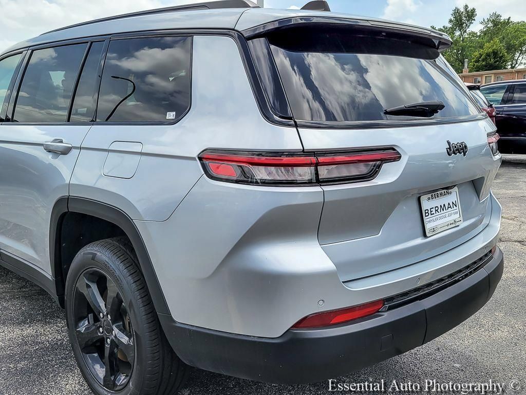Used 2023 Jeep Grand Cherokee L Laredo RWD image 8