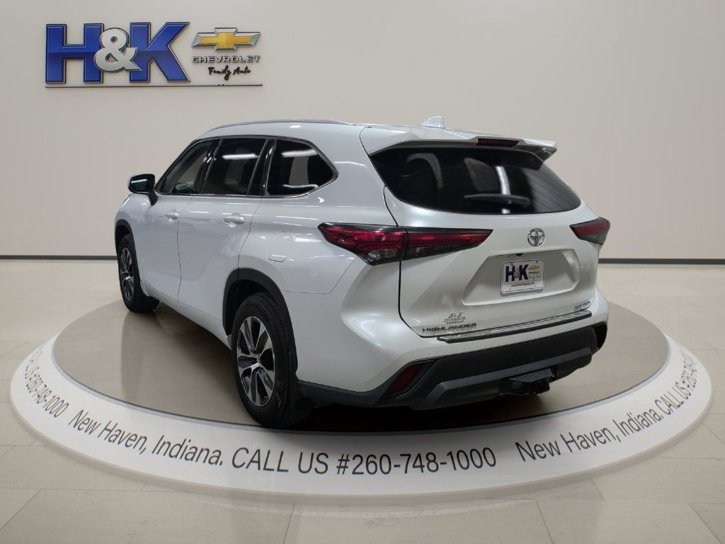 Used 2022 Toyota Highlander XLE AWD/4WD image 4