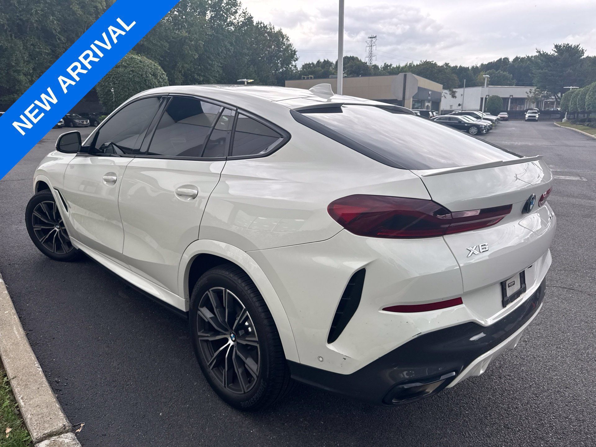 Used 2023 BMW X6 xDrive40i w/ M Sport Package AWD/4WD image 4
