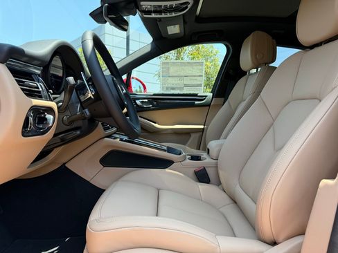 Used 2025 Porsche Macan image 13