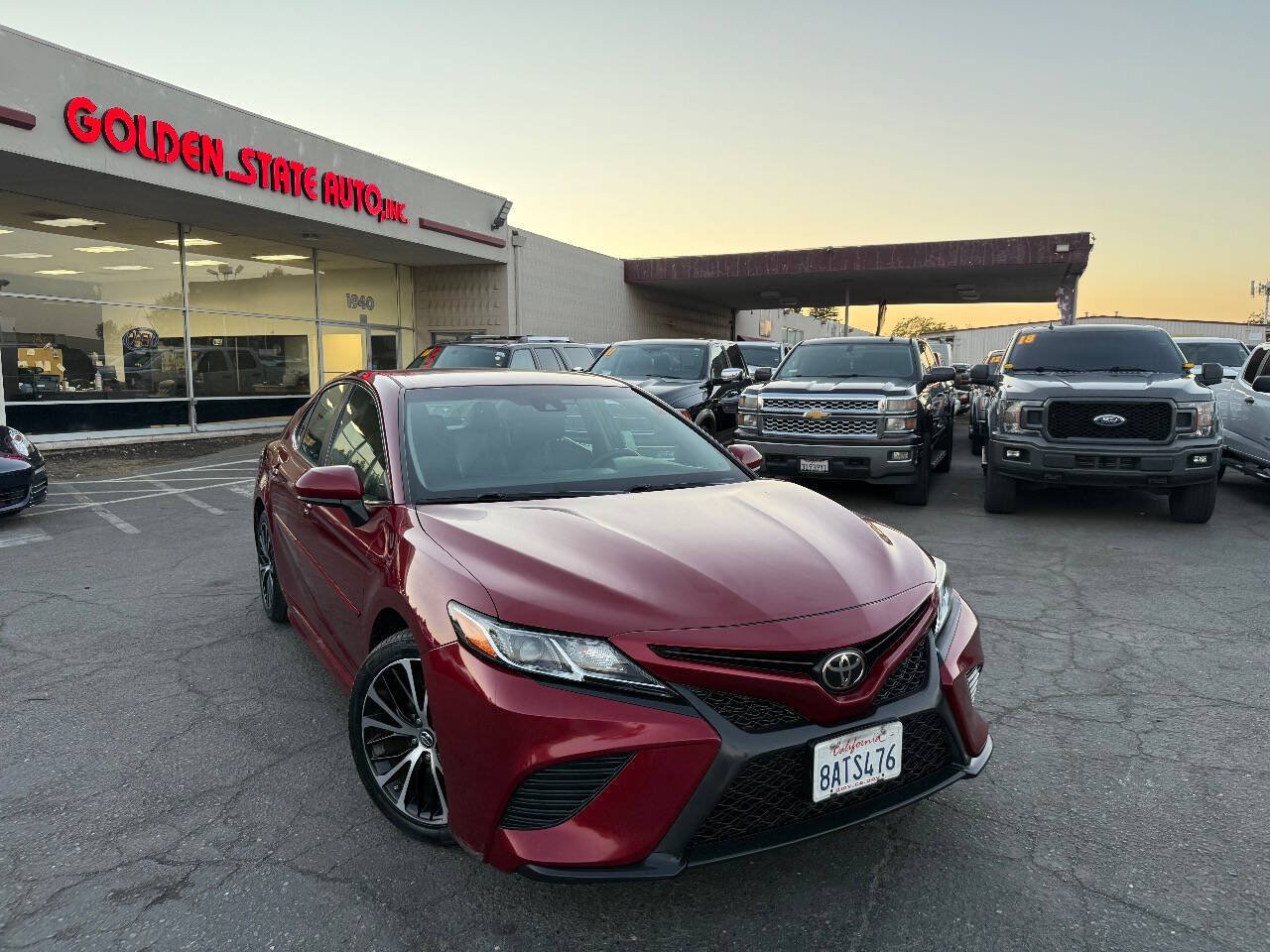 Used 2018 Toyota Camry SE FWD image 1
