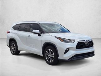 Used 2022 Toyota Highlander XLE FWD video 3