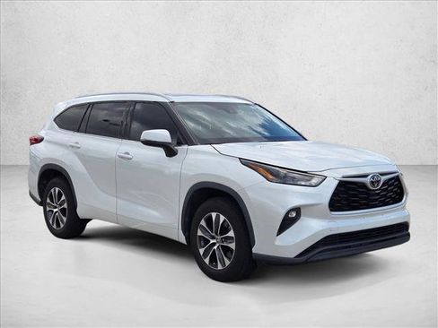 Used 2022 Toyota Highlander XLE FWD image 3