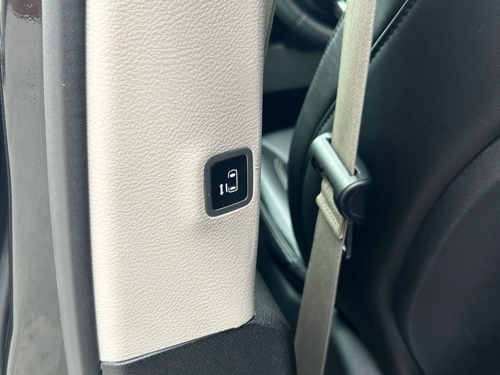 Used 2023 Chrysler Pacifica Touring-L FWD image 41