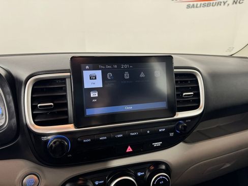 Used 2024 Hyundai Venue SEL image 17