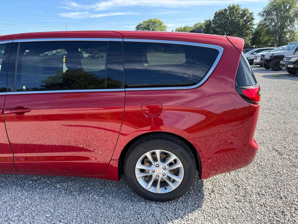 New 2027 Chrysler Pacifica Select FWD image 29