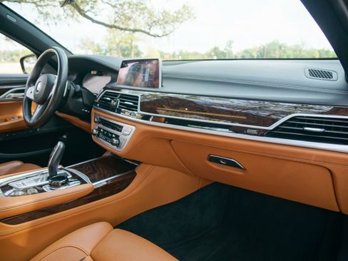 Used 2020 BMW 750i xDrive AWD/4WD image 34