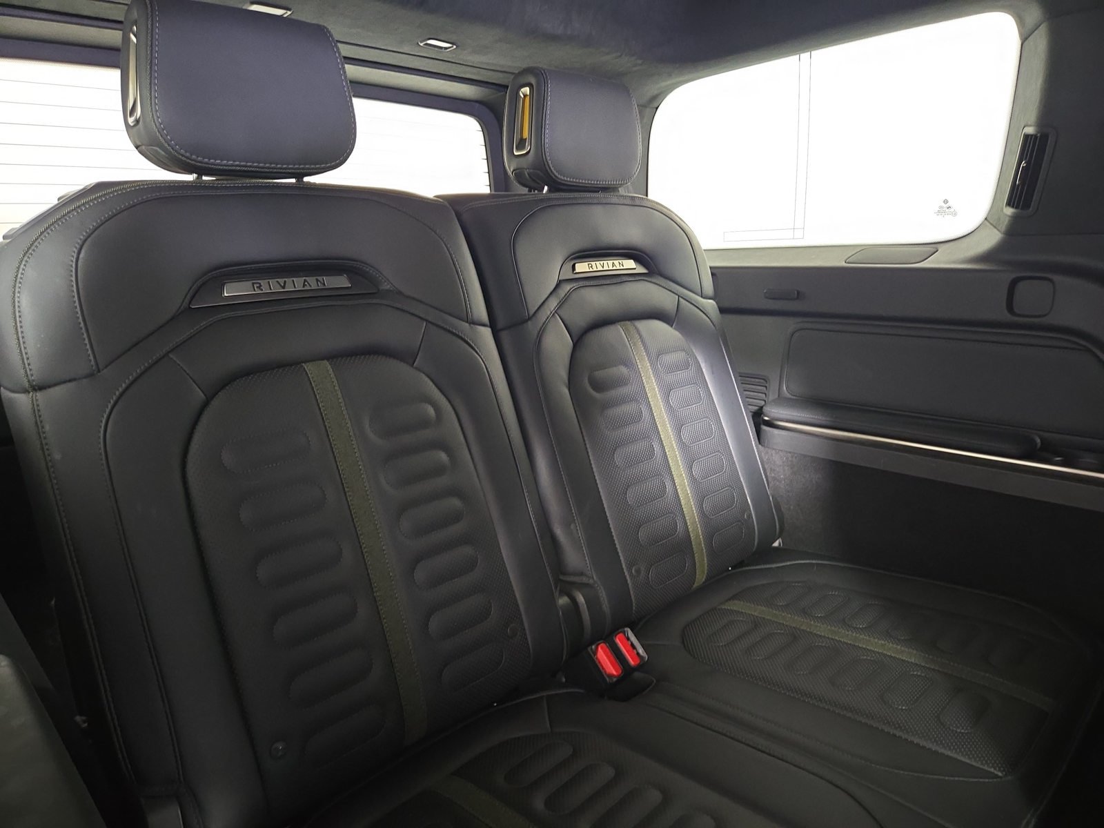 Used 2025 Rivian R1S Adventure Dual AWD/4WD image 25