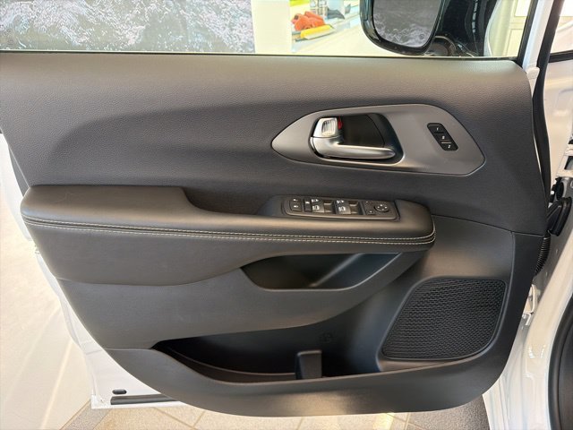 New 2027 Chrysler Pacifica Select FWD image 20