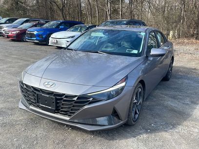 Used 2023 Hyundai Elantra Limited w/ Preferred Accessory Package