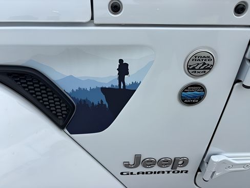 Used 2022 Jeep Gladiator Overland w/ Popular Equipment Package AWD/4WD image 39