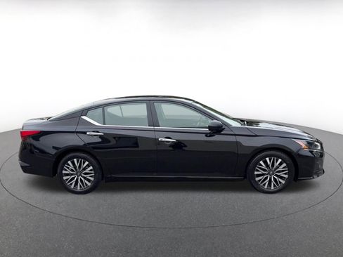 Used 2025 Nissan Altima 2.5 SV FWD image 16