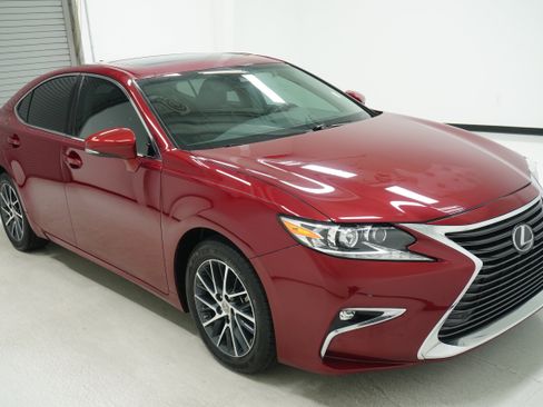 Used 2017 Lexus ES 350 w/ Luxury Package FWD image 3
