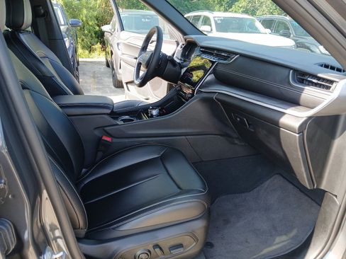 Used 2025 Jeep Grand Cherokee Limited AWD/4WD image 24