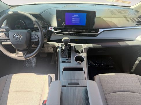Used 2025 Toyota Sienna LE w/ LE Plus Package FWD image 10