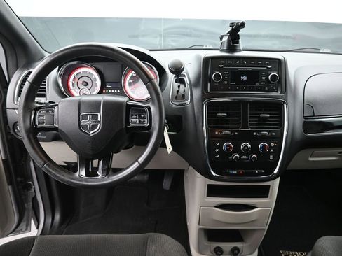 Used 2016 Dodge Grand Caravan SE image 11
