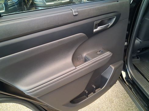 Used 2023 Toyota Highlander XLE FWD image 9
