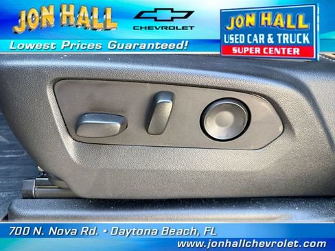 Used 2023 GMC Yukon AT4 w/ Technology Package AWD/4WD image 17