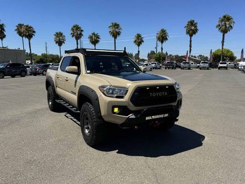Used 2018 Toyota Tacoma TRD Off-Road w/ Technology Package AWD/4WD image 3