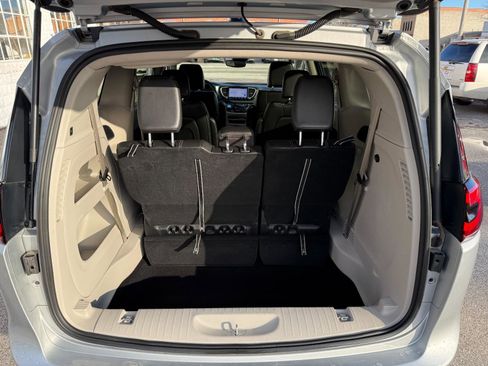 Used 2024 Chrysler Pacifica Touring-L FWD image 28