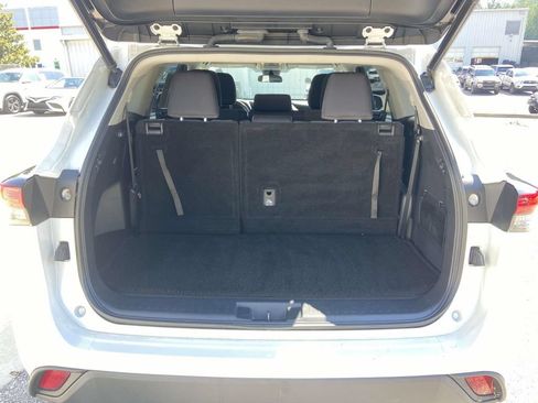 Used 2022 Toyota Highlander LE FWD image 10