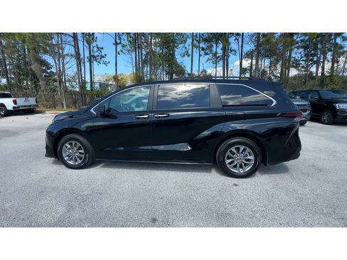 Used 2025 Toyota Sienna XLE image 6