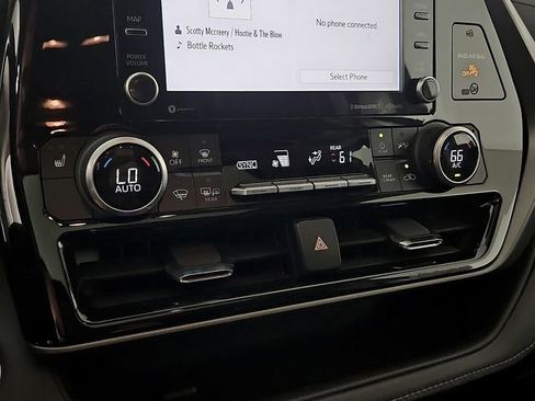 Used 2021 Toyota Highlander XLE FWD image 18